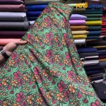 پارچه مجلسی سیلک ابریشم طرحدار خاص زمینه سبز روشن گل قرمز و زرد
