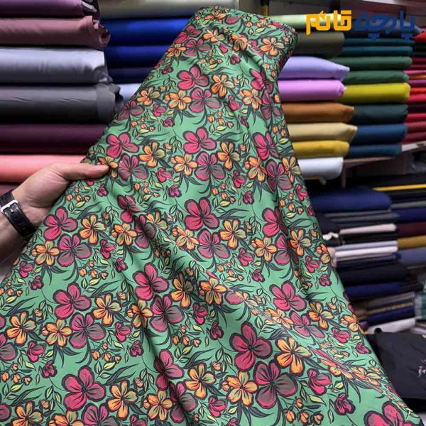 پارچه مجلسی سیلک ابریشم طرحدار خاص زمینه سبز روشن گل قرمز و زرد