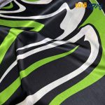 پارچه مجلسی سیلک ابریشم طرحدار طرح راه منحنی پیات رنگ مشکی و سبز روسن