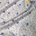 پارچه مجلسی سیلک ابریشم طرحدار زمینه سفید آفوایت گل و برگ خطی
