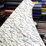 پارچه مجلسی سیلک ابریشم طرحدار زمینه سفید طرح برگ خطی رنگ پوست پیازی
