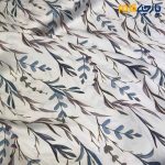 پارچه مجلسی سیلک ابریشم طرحدار زمینه سفید طرح برگ خطی رنگ پوست پیازی